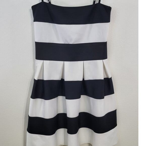 RInaScimento Dress Womens Medium Pleated Black & White Mini Basic Sleek Sexy - Picture 2 of 9